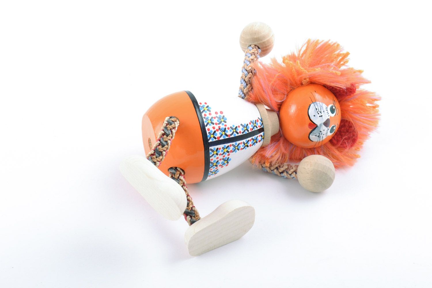 Деревянная игрушка в виде льва ручной работы красивая яркая оранжевая фото 4