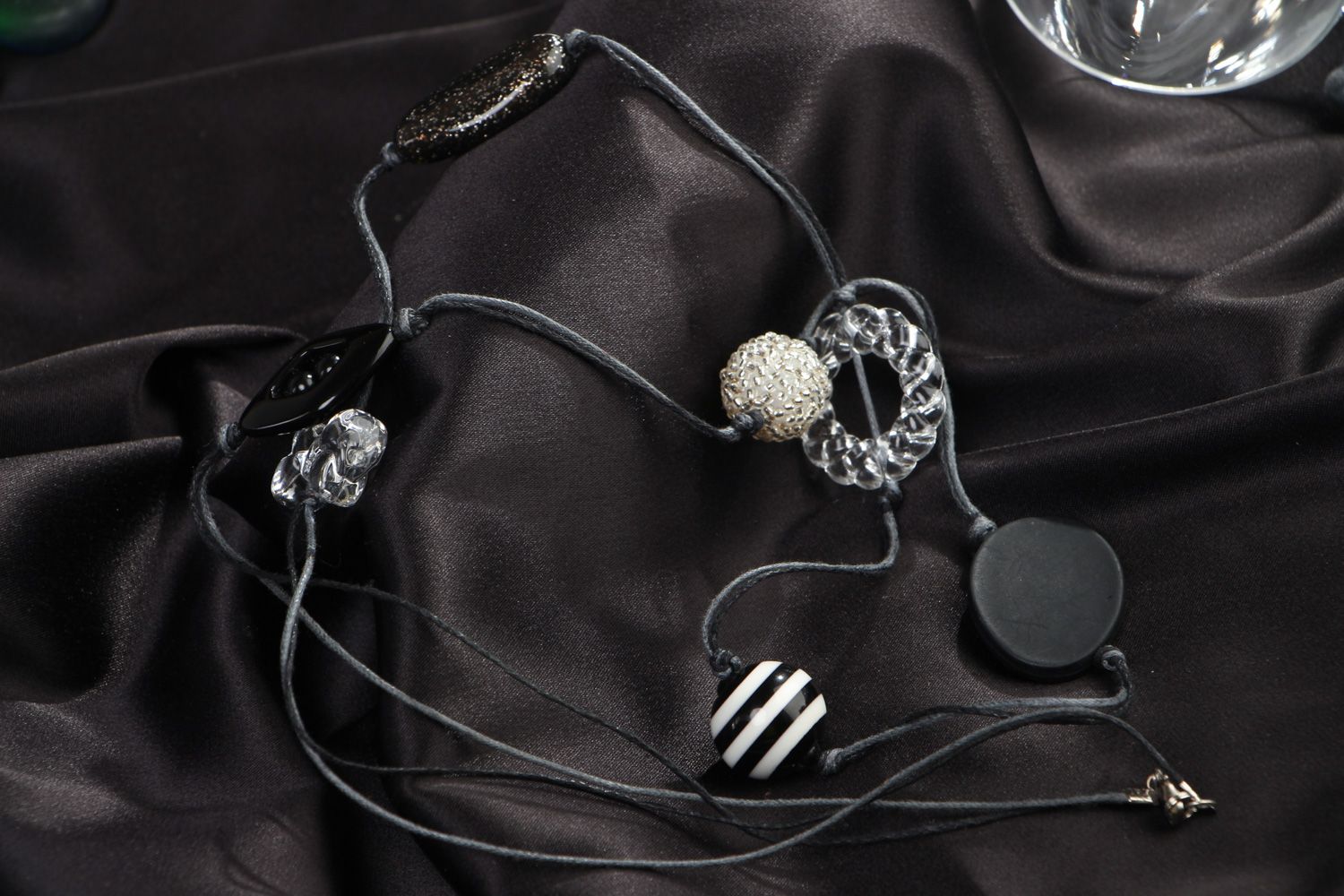 Collier en perles plastiques fait main noir et blanc bijou original pour femme photo 5