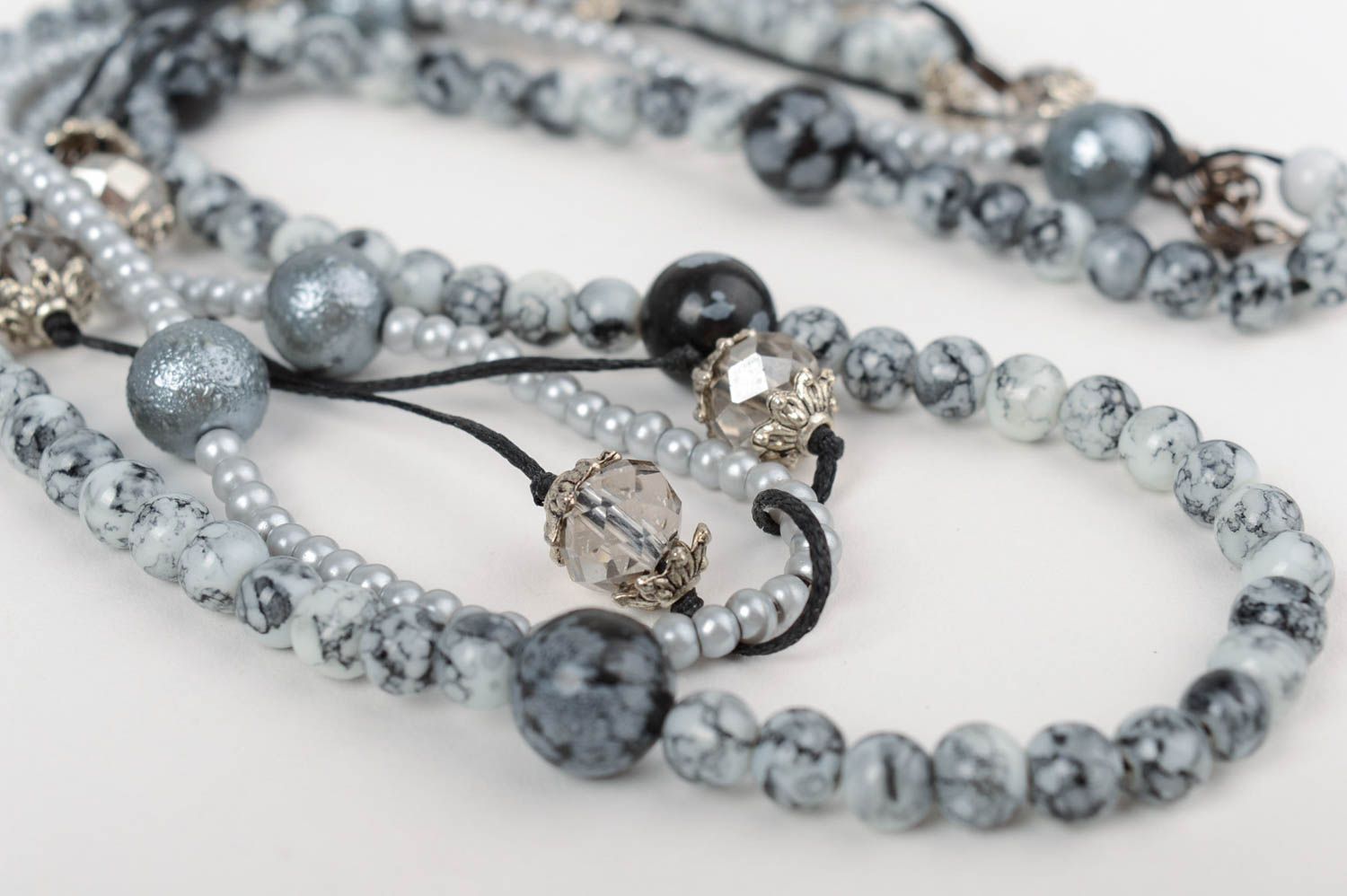 Beau pendentif gris en cristal tchèque et perles céramiques fait main avec lacet photo 3
