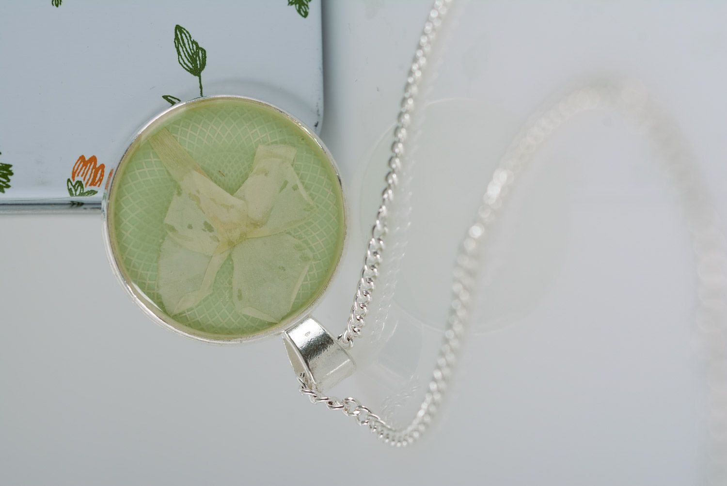 Petit pendentif en résine époxy rond vert fait main avec fleur et chaînette photo 1