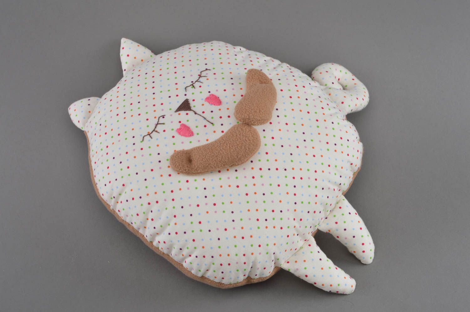 Интерьерная игрушка-подушка из хлопковой ткани ручной работы котик в горошек фото 1