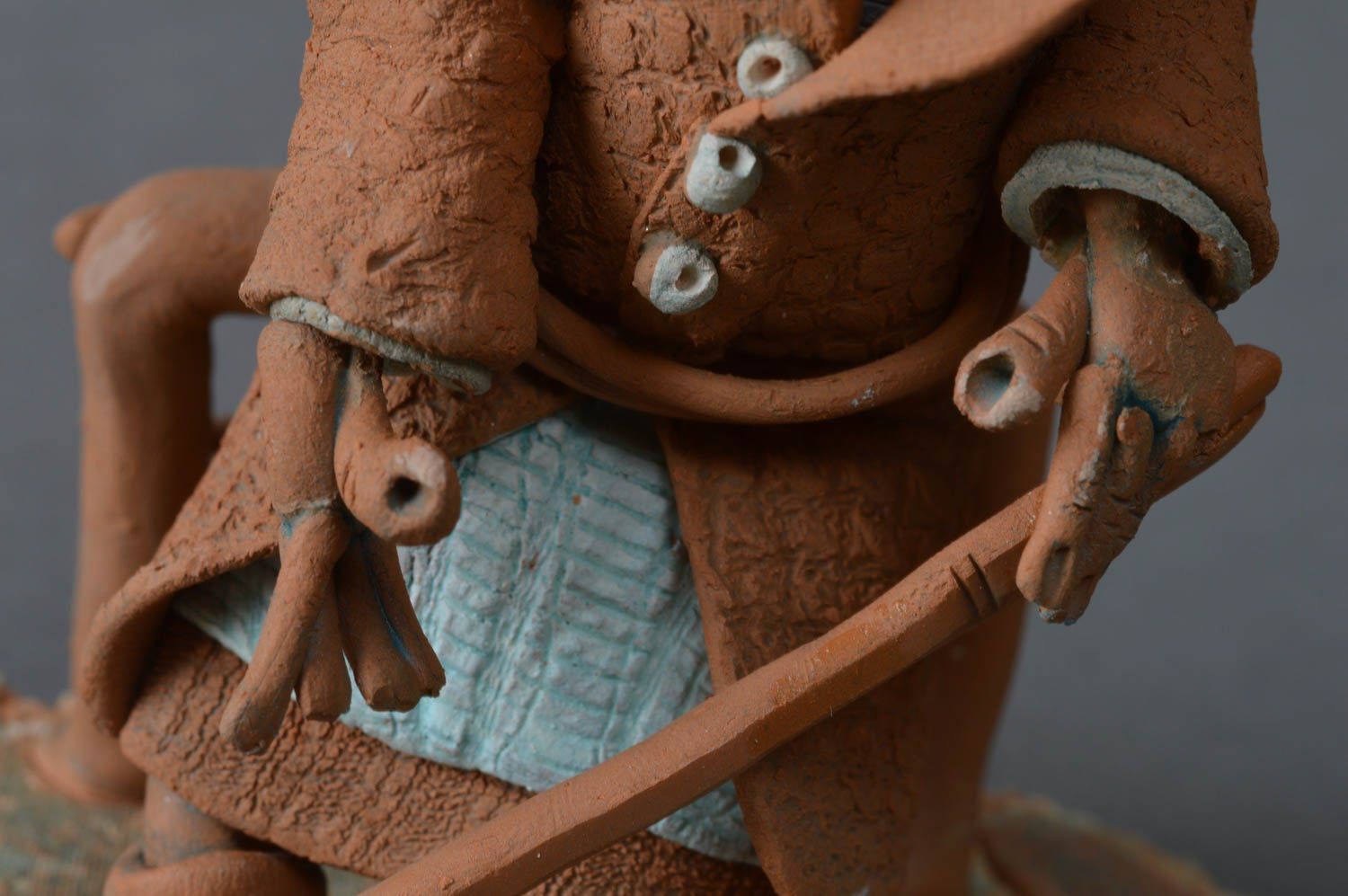 Красивая глиняная статуэтка забавный сувенир ручной работы Хоккеист фото 2