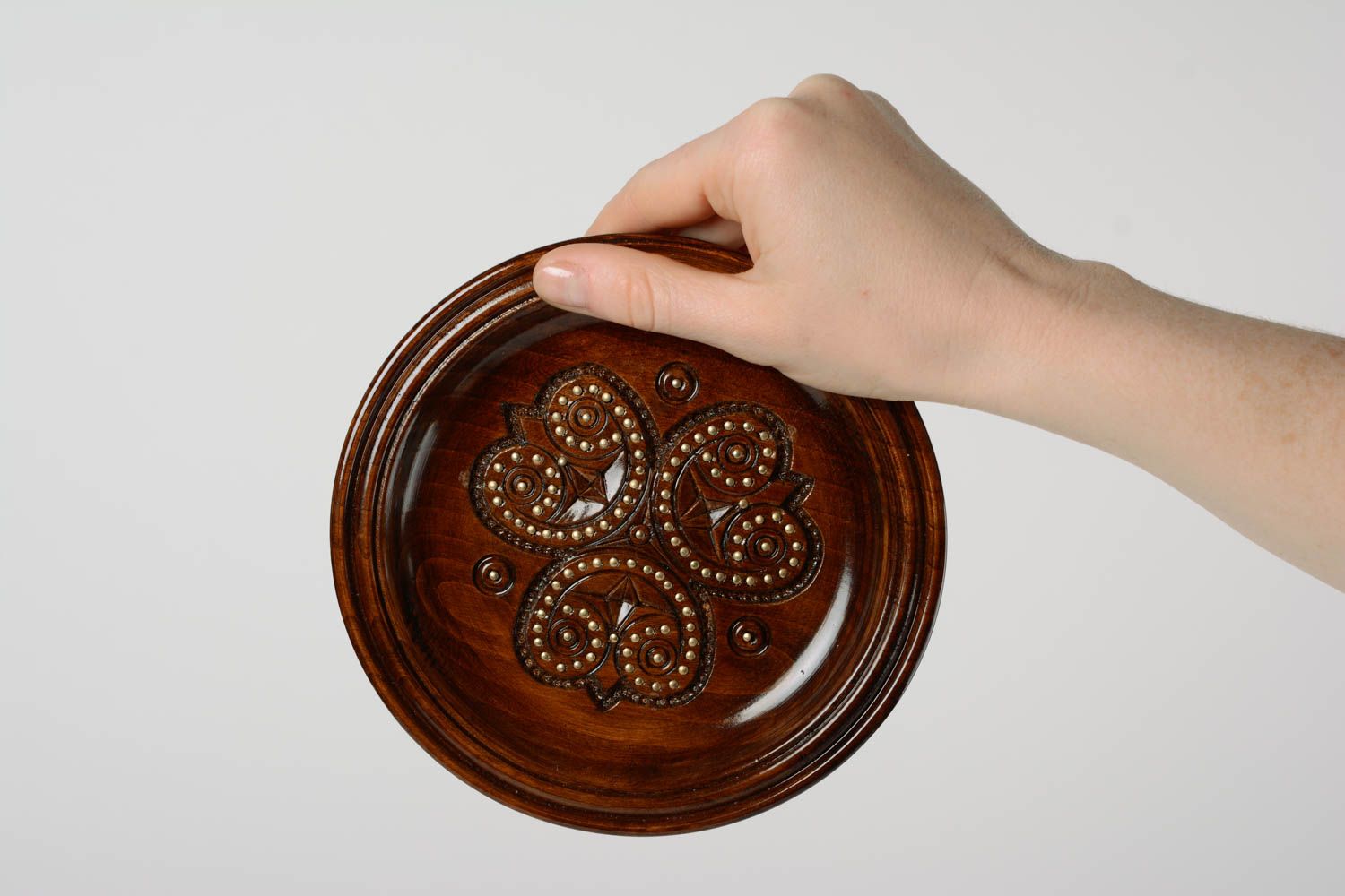 Декоративная тарелка на стену деревянная коричневая с инкрустацией ручная работа фото 3