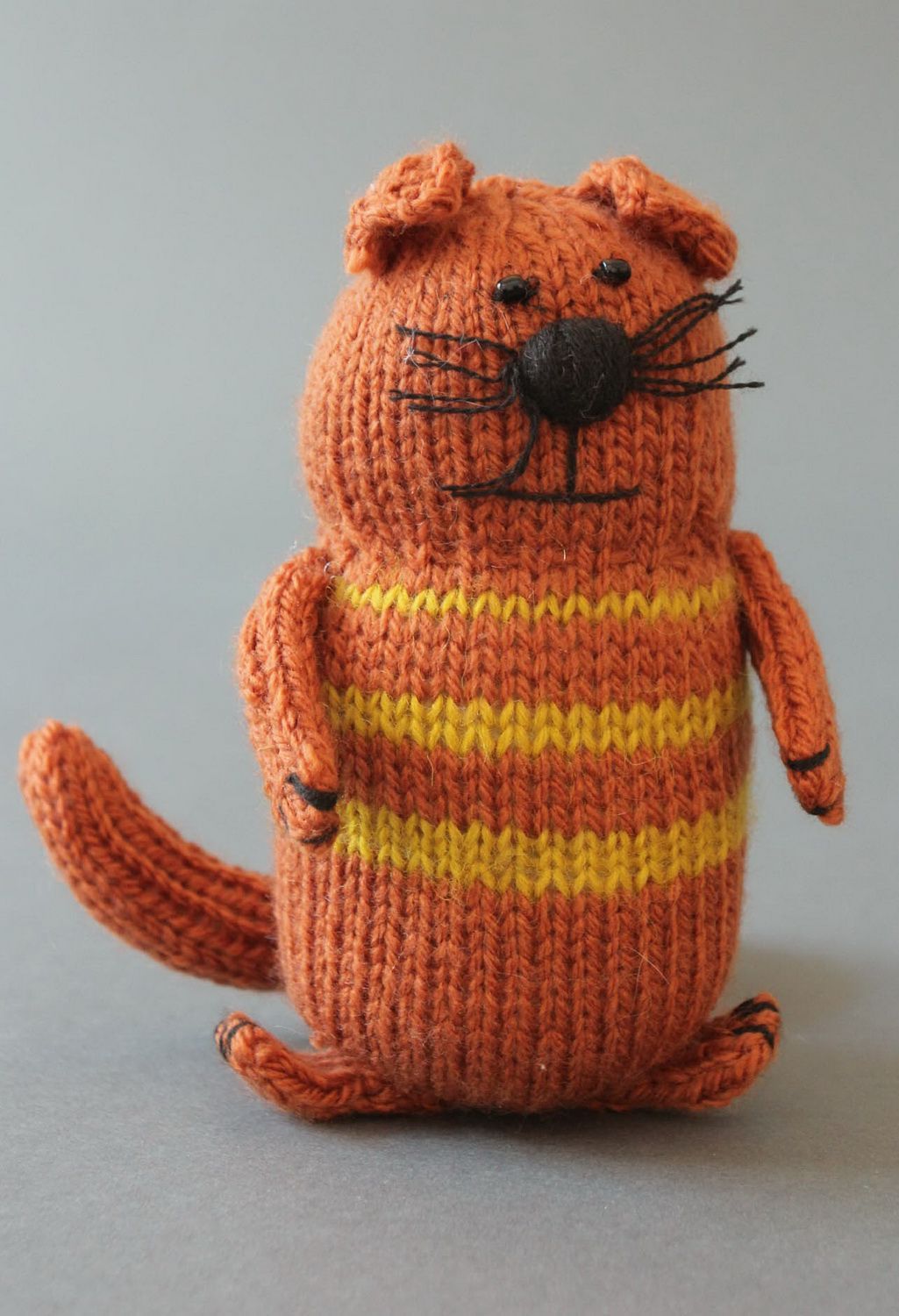 Giocattolo a maglia fatto a mano pupazzo a forma di gatto a righe a uncinetto foto 4