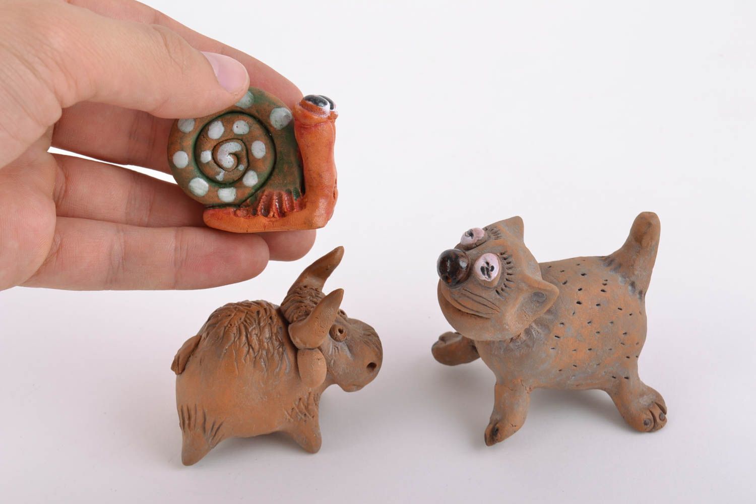 Handgemachtes Figuren Set aus Ton Katze Stier und Schnecke mit Acrylfarben bemalt foto 3
