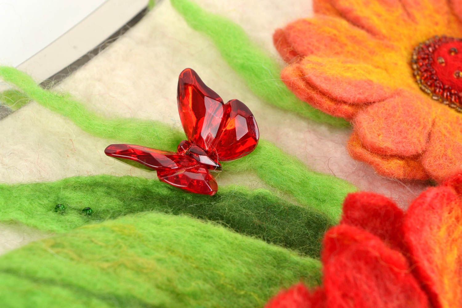 Sac à main en laine feutrée blanc et rouge fait main avec fleurs de créateur photo 5