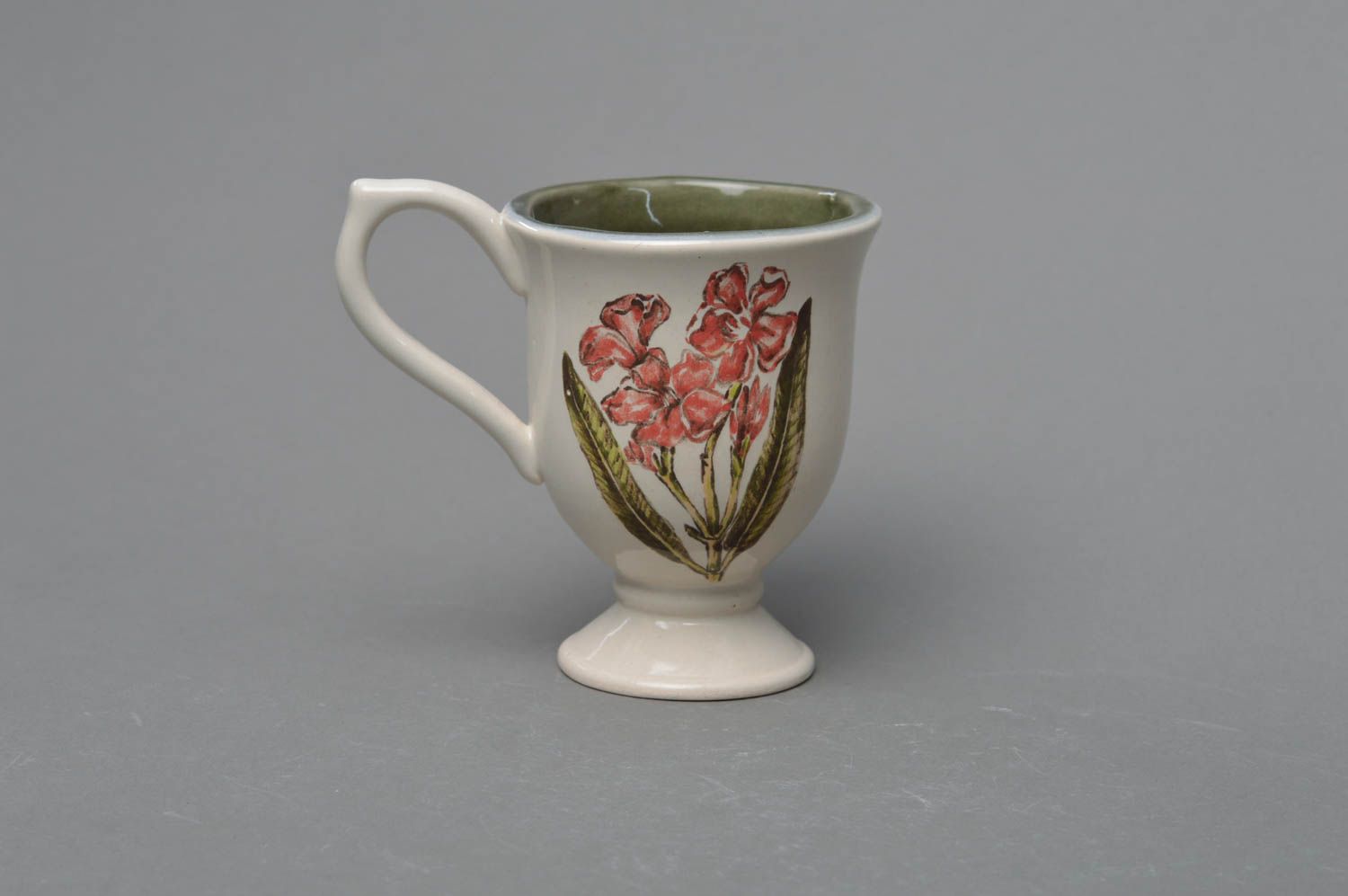 Kleine weiße mit Glasur bemalte handgemachte Tasse aus Porzellan mit Blumen foto 1