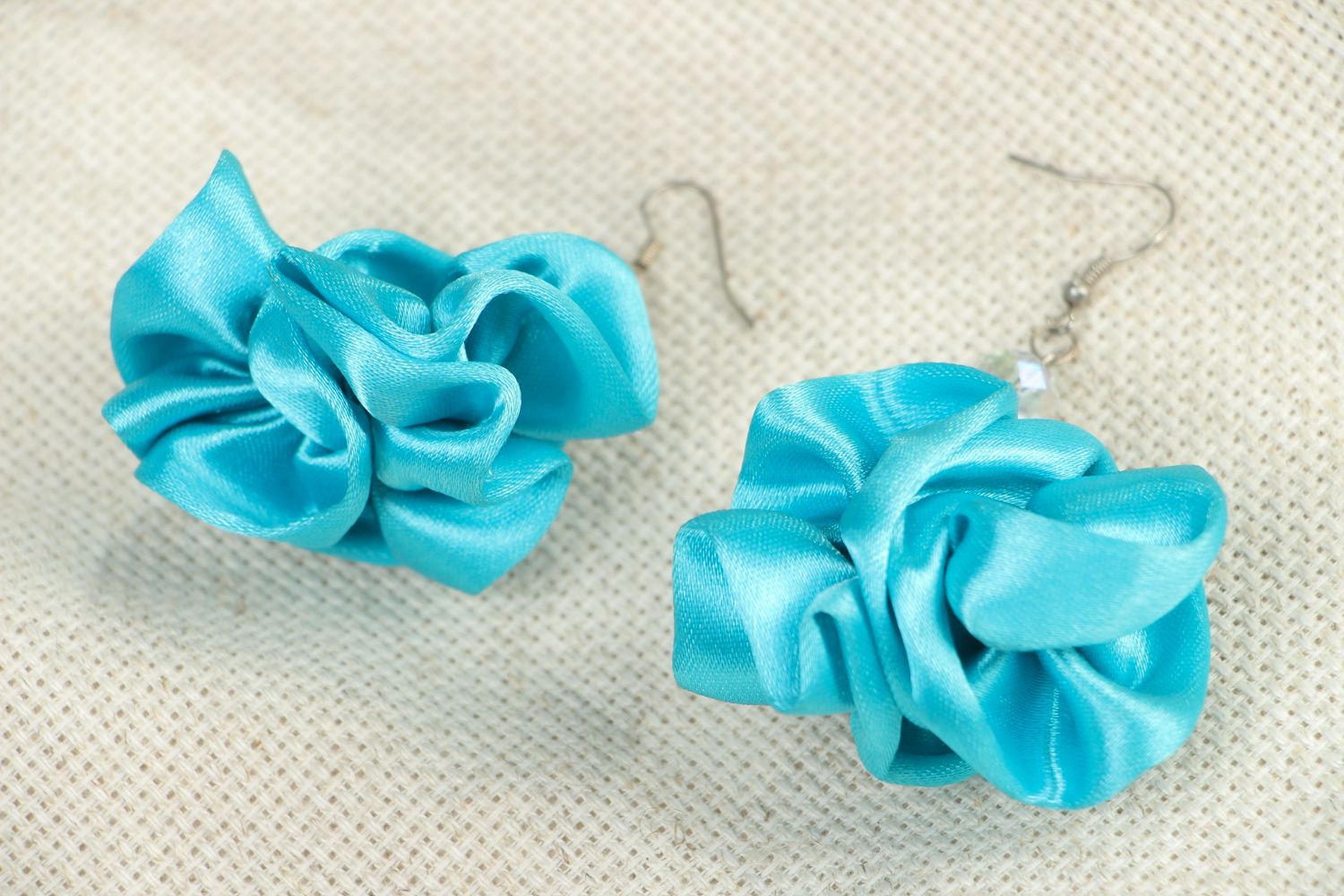 Boucles d'oreilles en rubans de satin bleues photo 4