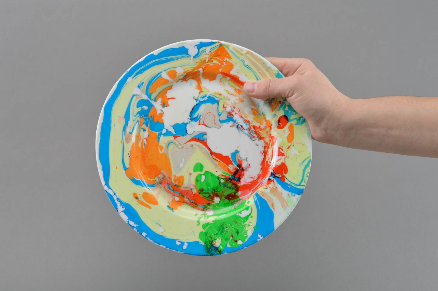 Стеклянная тарелка в технике марморирования ручной работы разноцветная Лаки фото 4