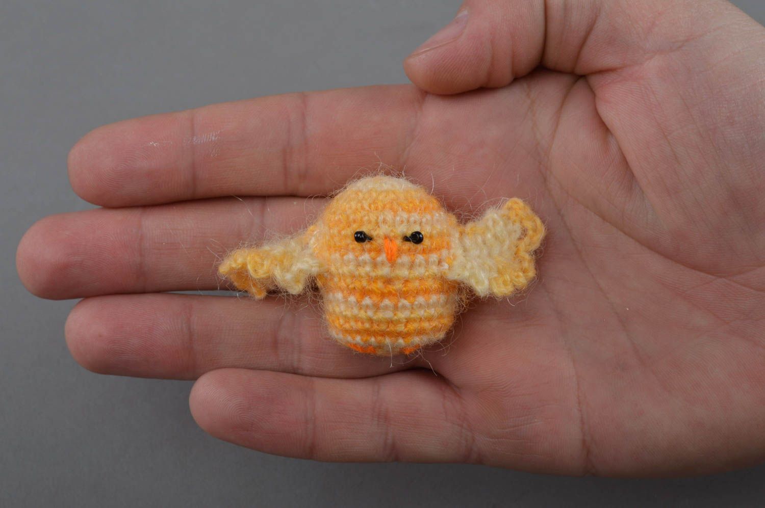 Jouet tricoté original fait main petit pour enfant en forme de poulet jaune photo 4