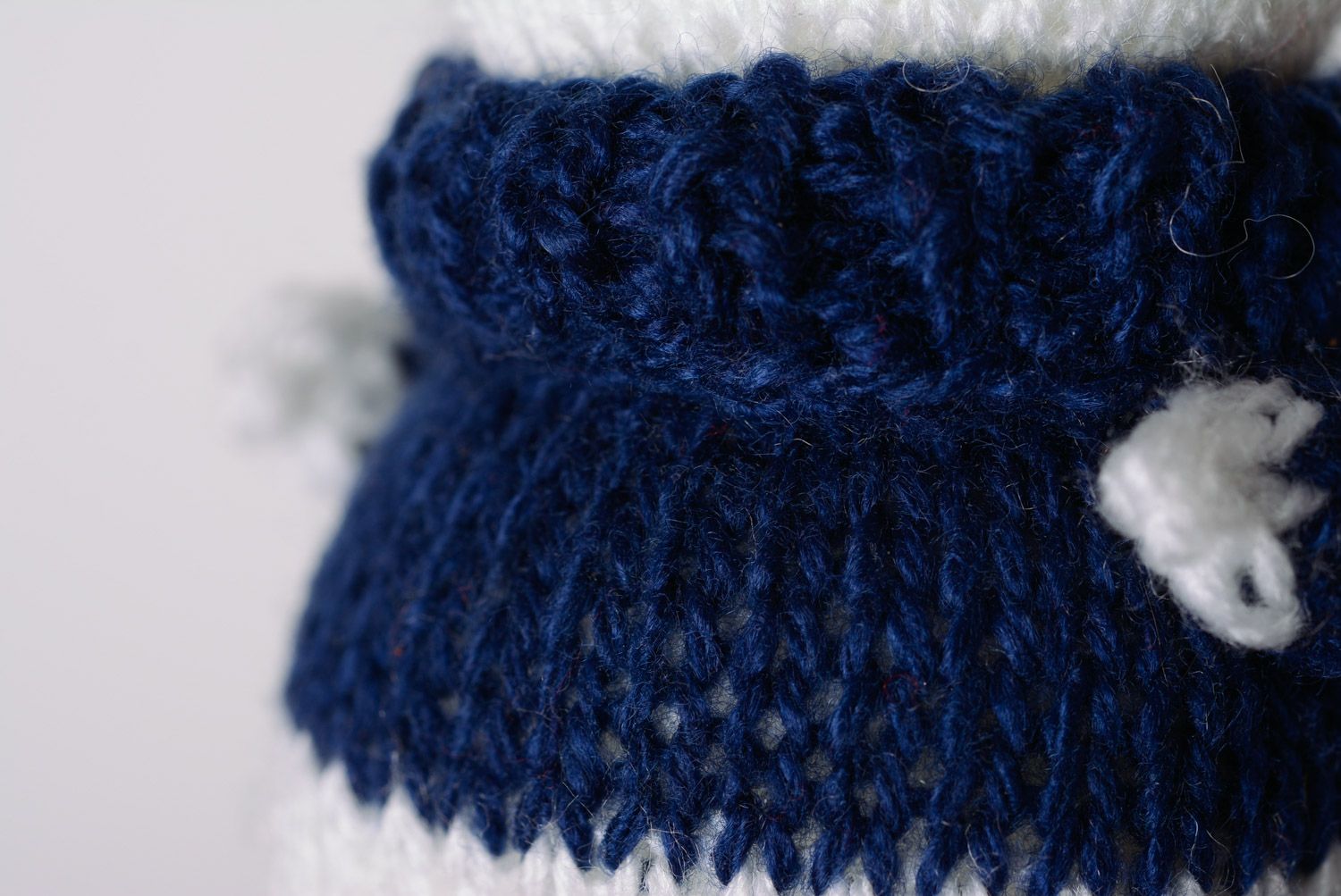 Petit jouet mou tricoté avec aiguilles Lièvre blanc et bleu fait à la main photo 5