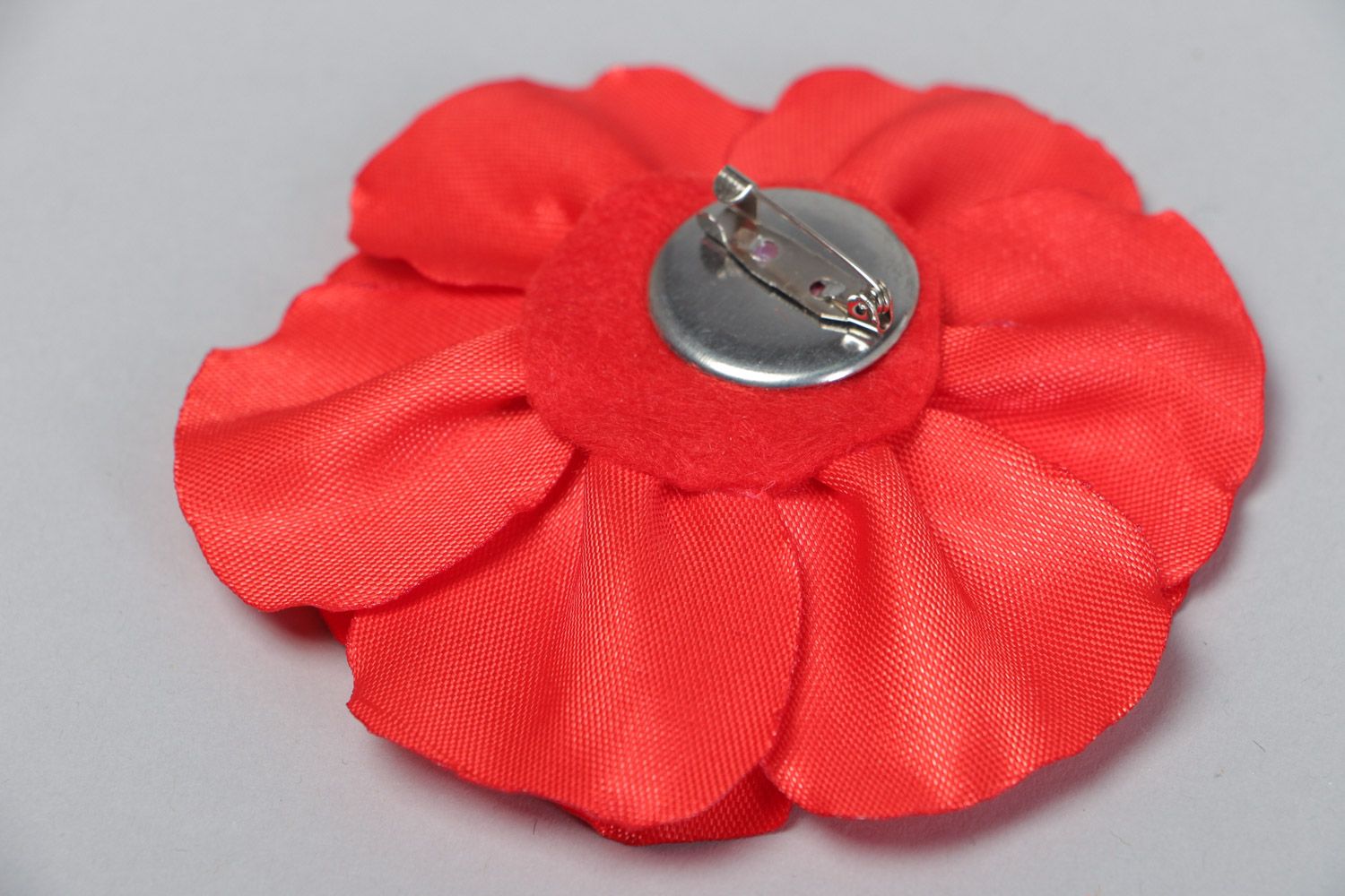Broche textil de cintas de raso con forma de flor de amapola roja hecho a mano foto 4