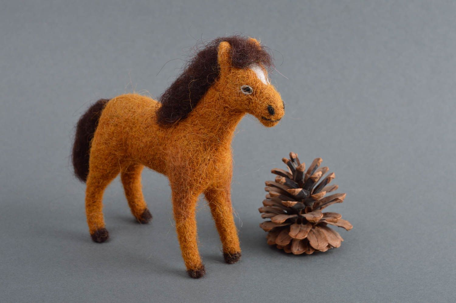 Peluche cheval marron Jouet fait main en laine feutrée Cadeau pour enfant photo 1