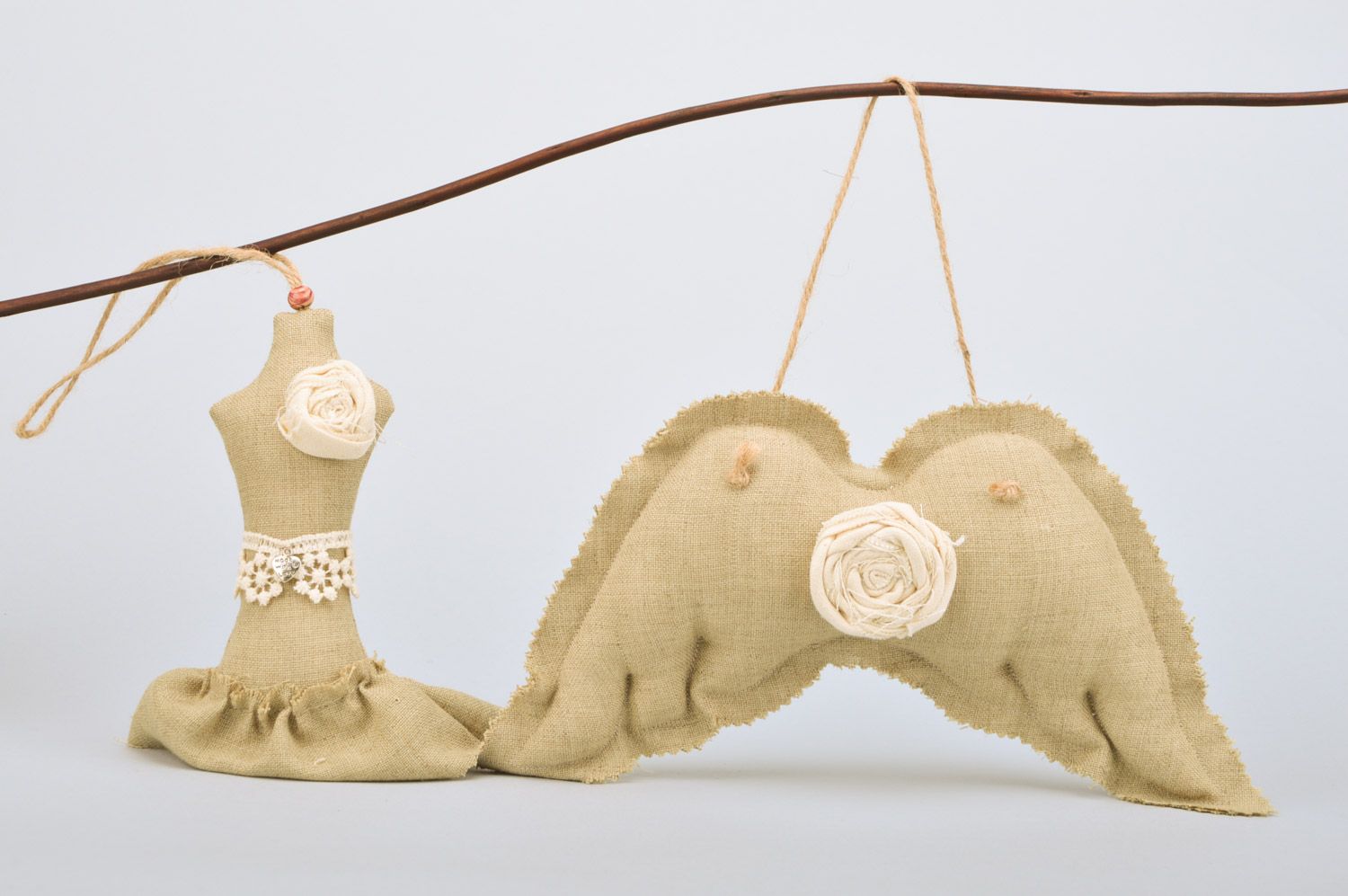 Conjunto de colgantes sachet decorativo artesanal alas y vestido de lino  foto 5