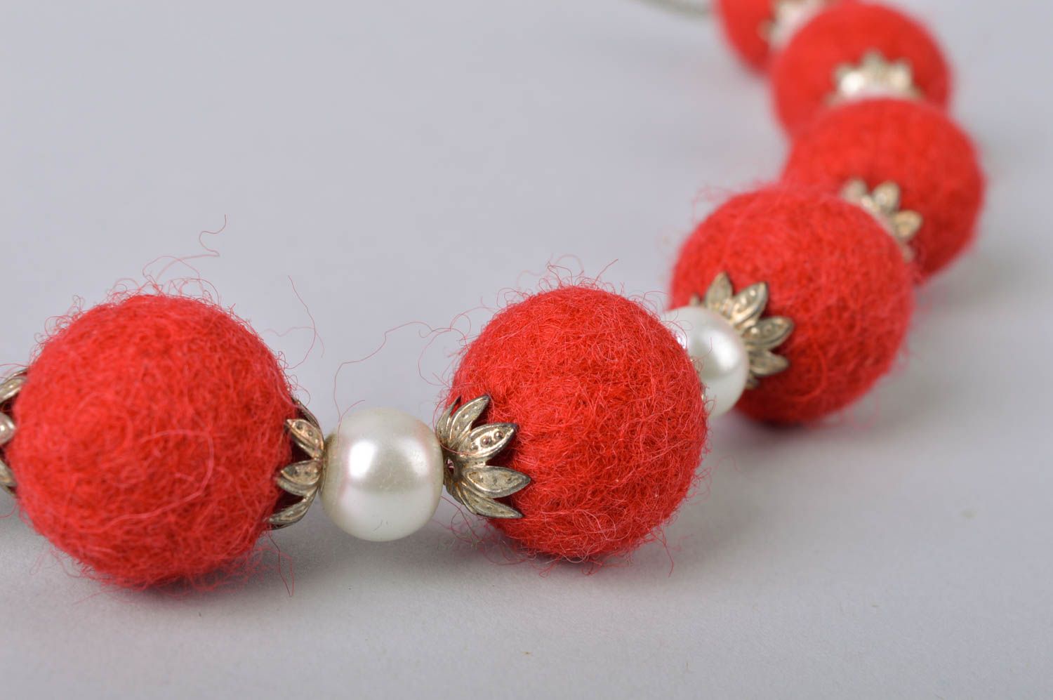 Collana fatta a mano di perline di lana rosse accessorio originale con perle
 foto 4