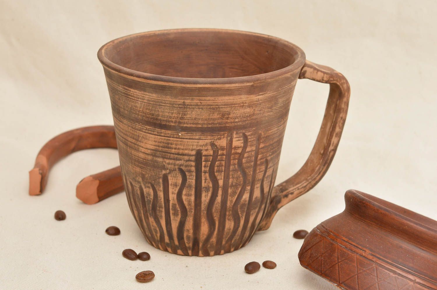 Tasse en céramique brune rayée originale spacieuse faite main cadeau agréable photo 1