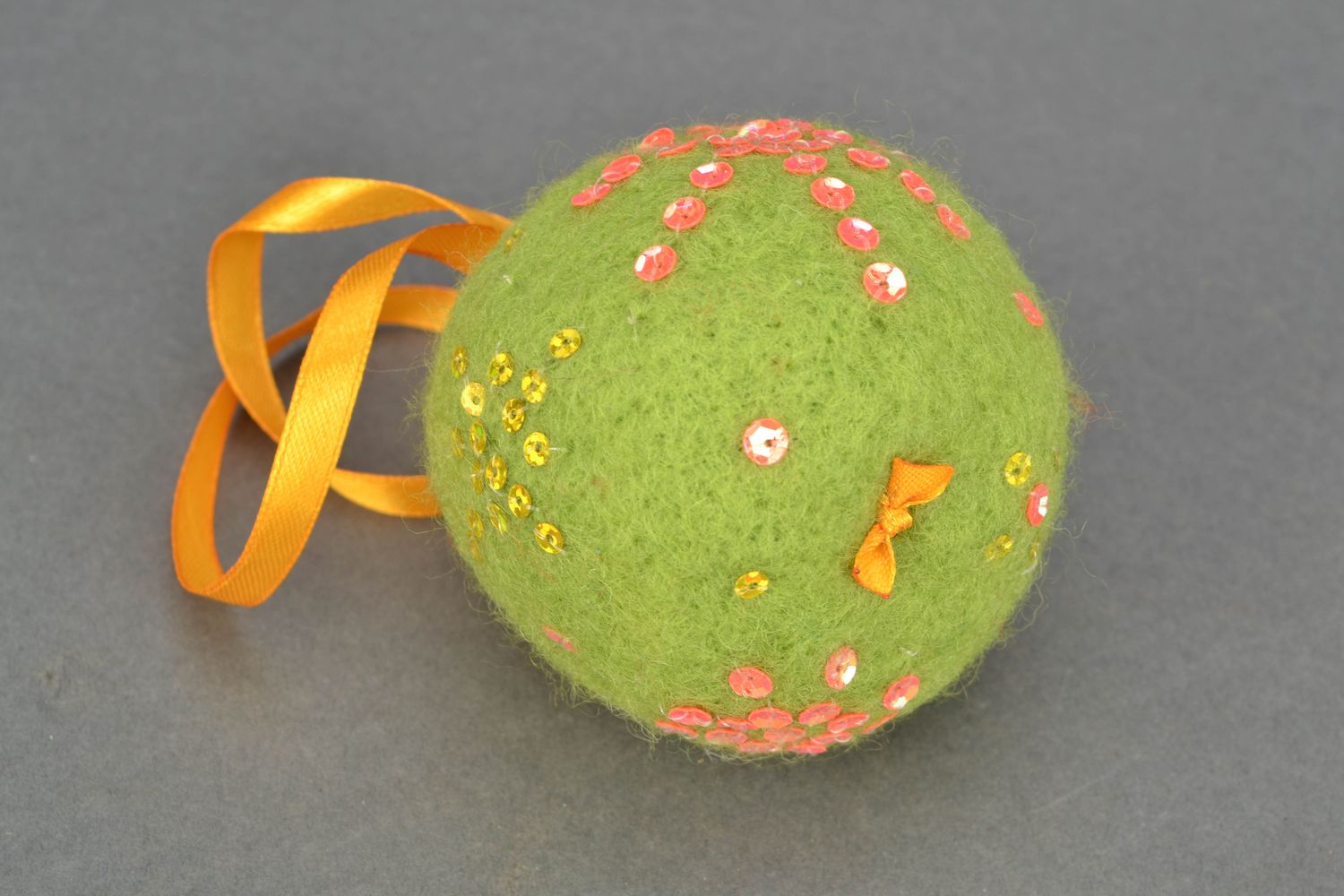 Adorno navideño de lana verde con forma de bola foto 4