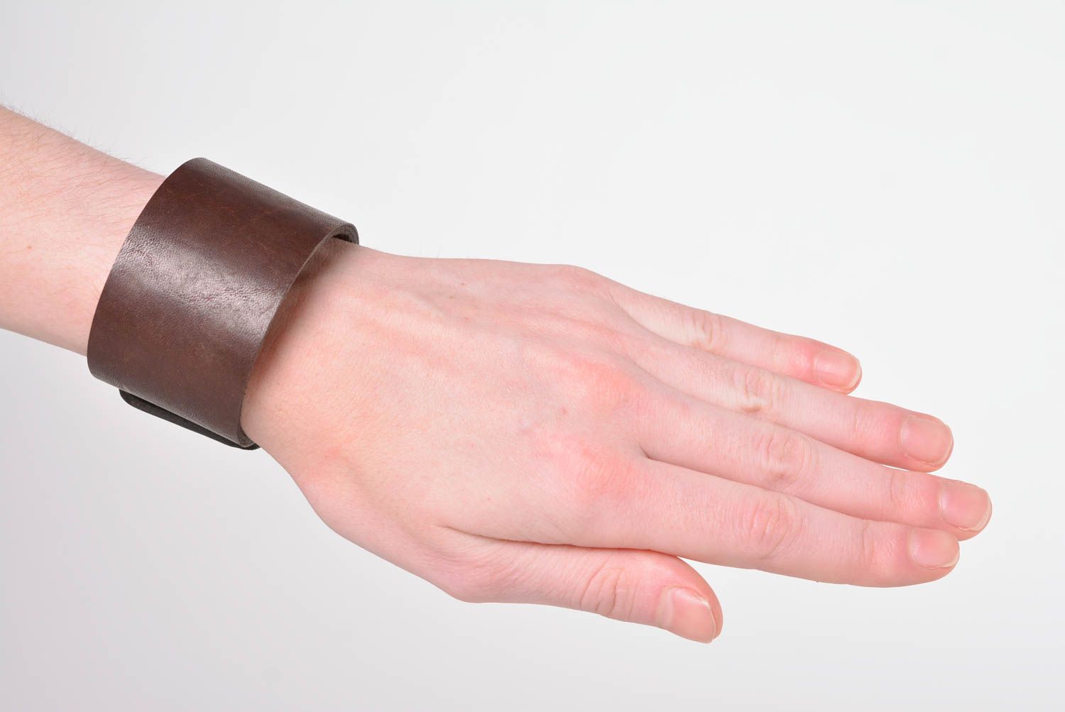 Bracelet cuir large marron fait main Bijoux originaux Accessoire pour femme photo 2