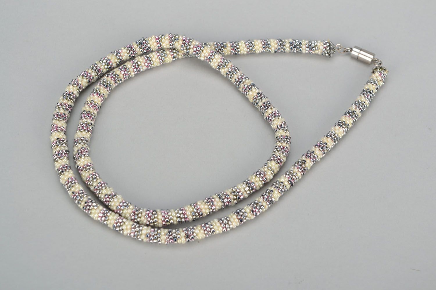 Collier spirale en perles de rocailles gris blanc fait main photo 2