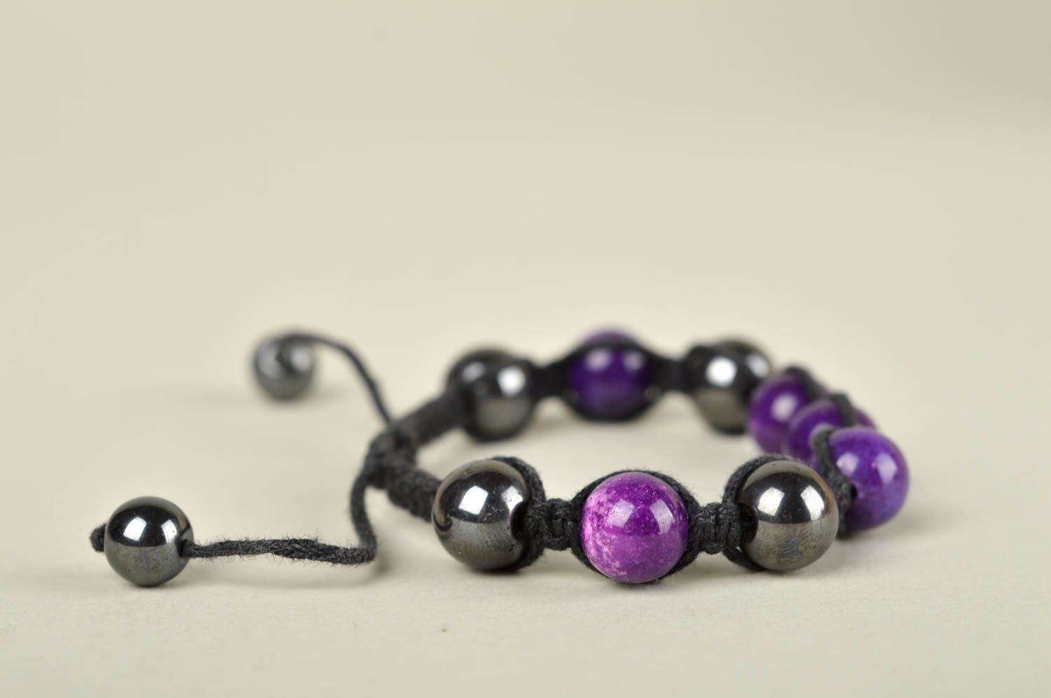 Браслет ручной работы авторская бижутерия фиолетовый модный браслет из бусин фото 3