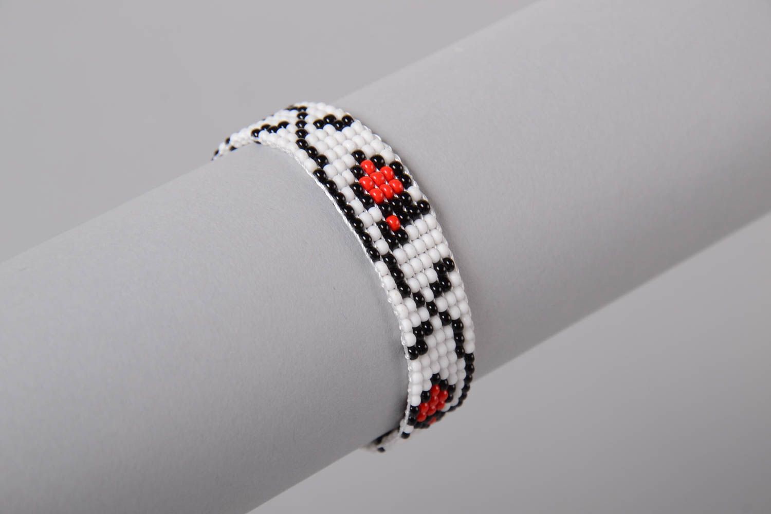 Handmade Armband aus Glasperlen geflochten breit in Weiß Rot Schwarz Ethno Stil foto 3