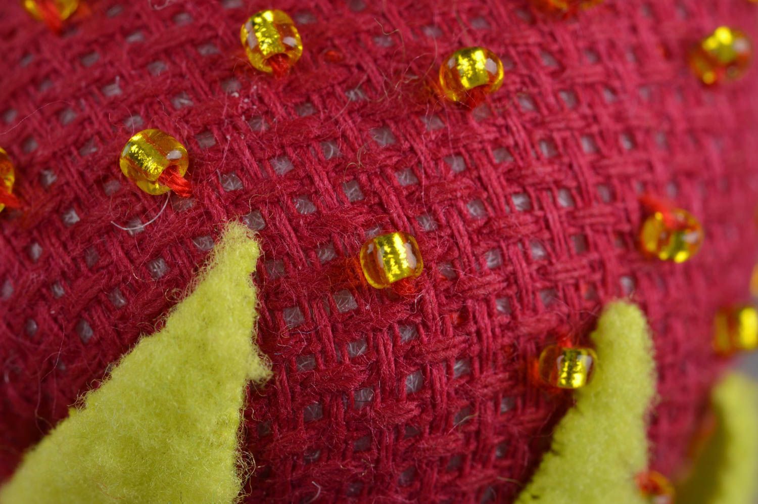Мягкий сувенир ручной работы из ткани с вышивкой бисером Спелая малина  фото 5