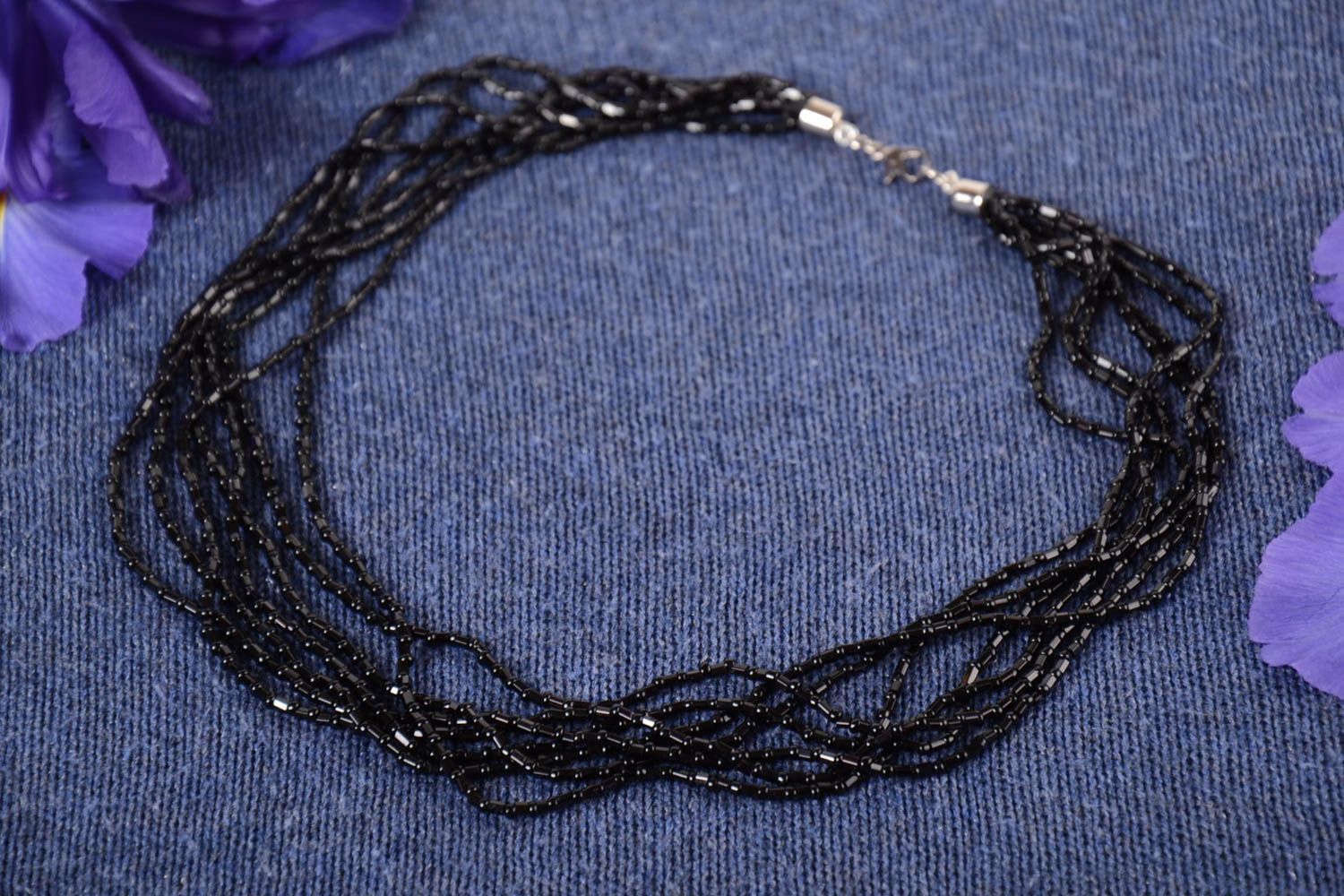 Handmade Collier aus Glasperlen Stiftperlen mit Metall Fourniture in Schwarz  foto 1