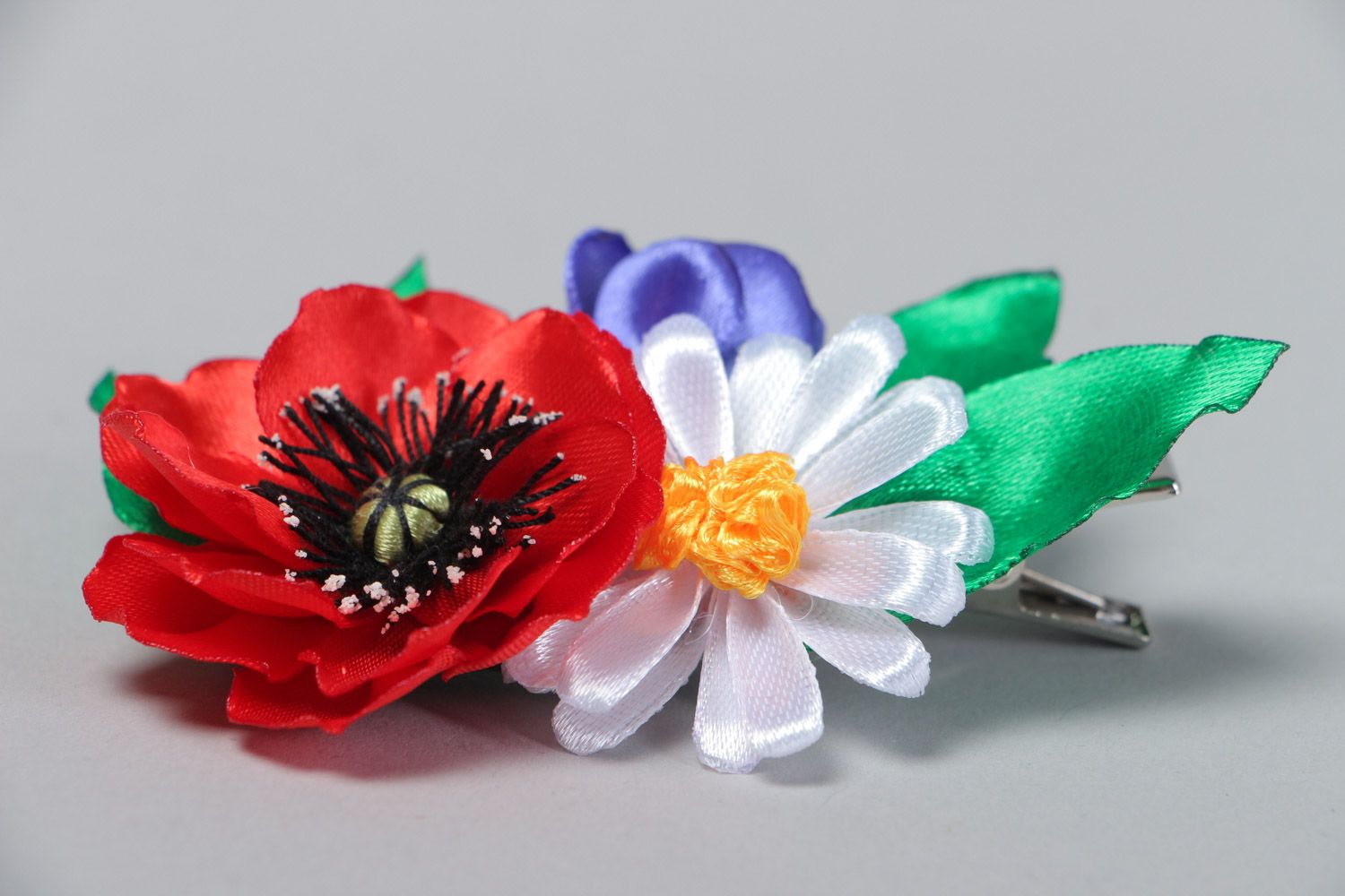 Handgemachte Stoff Haarspange mit Blumen aus Atlasbändern Kamille und Mohnblume foto 3