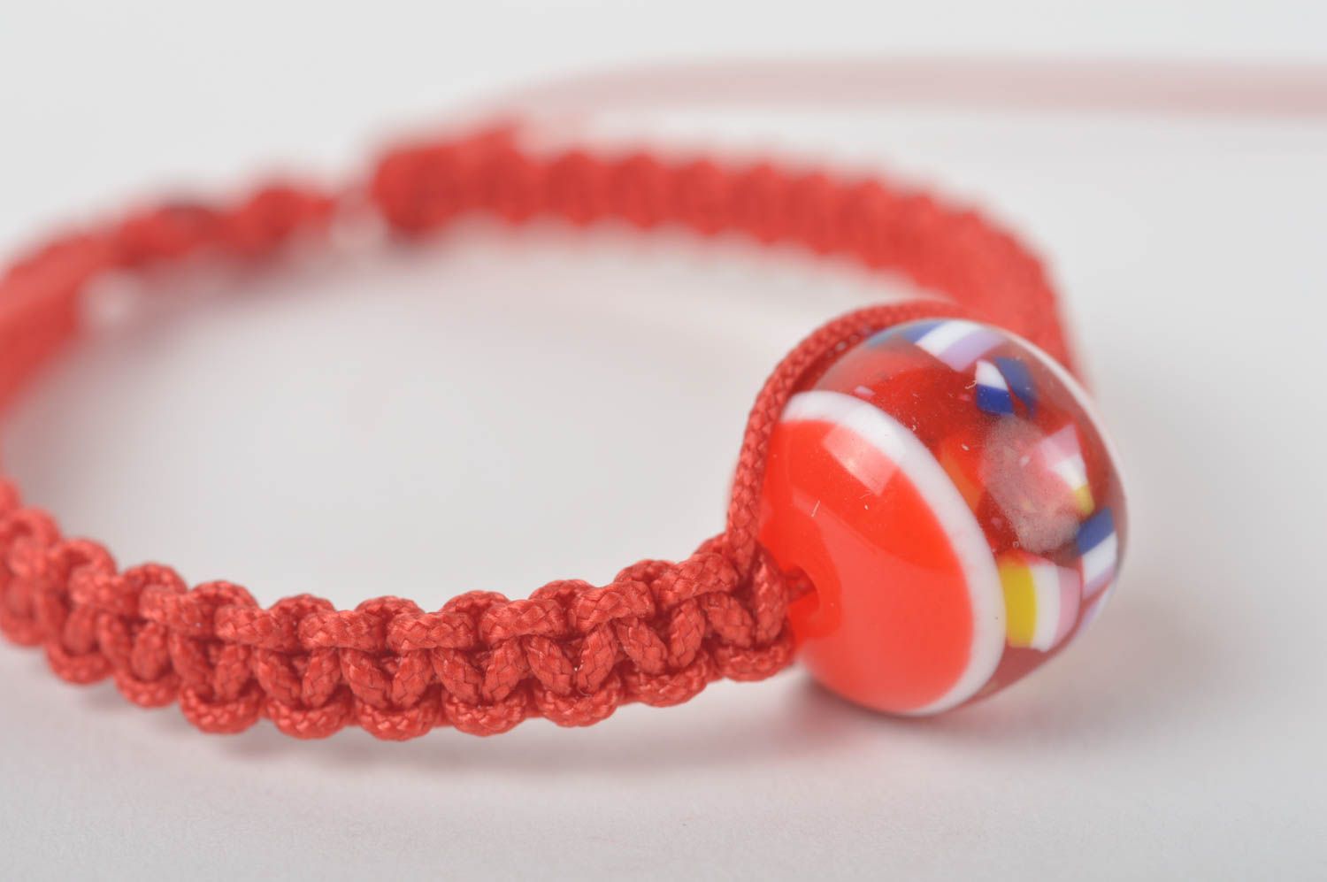 Браслет ручной работы браслет из шнурков плетеный браслет красный с бусиной фото 4