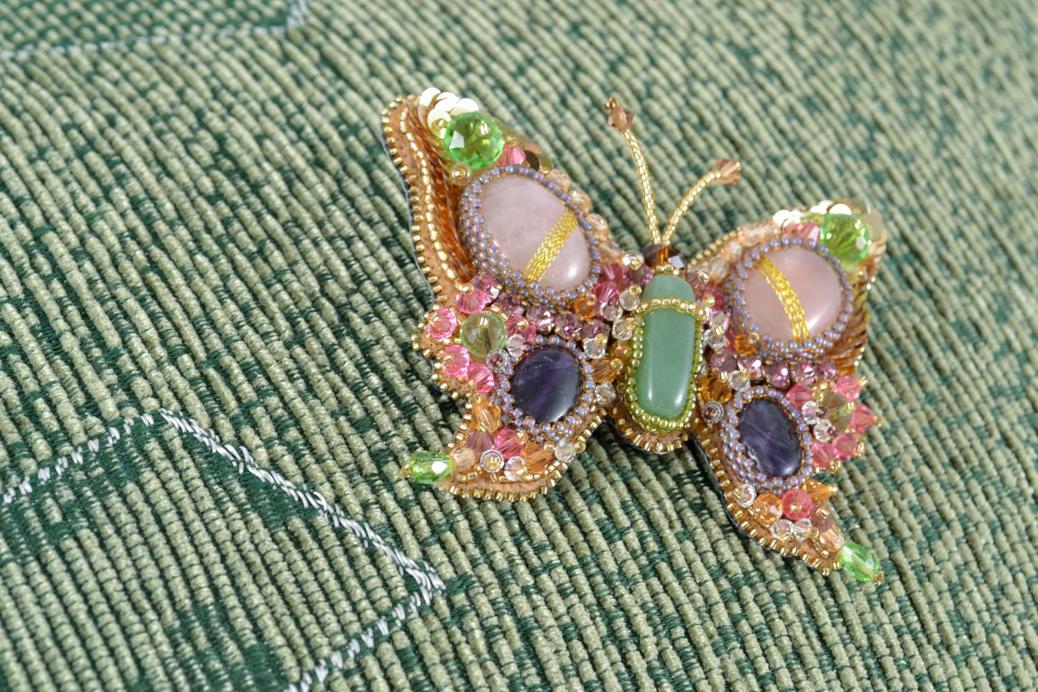 Broche artesanal bordado con abalorios y piedras naturales Mariposa foto 1
