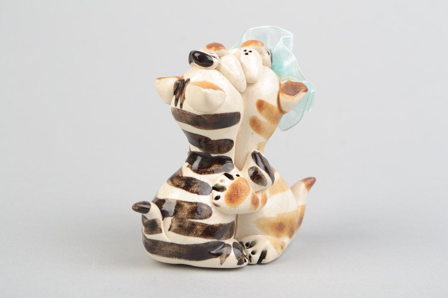 Figura de cerámica artesanal pintada con barniz multicolor con forma de gatitos enamorados  foto 4