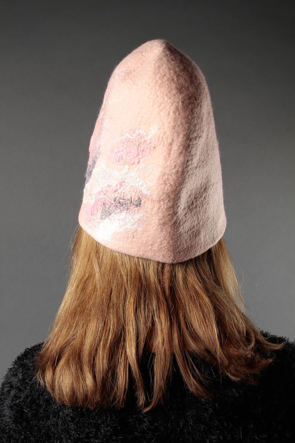 Авторская шапка ручной работы женская шапка удобная зимняя шапка светлая фото 1