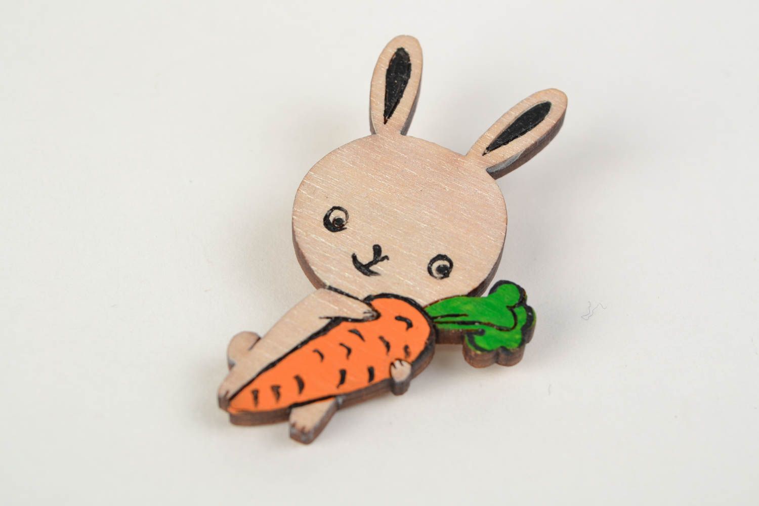Handgemachte lustige Holz Brosche für Kinder mit Acrylfarben bemalt Hase mit Mohrrübe foto 3