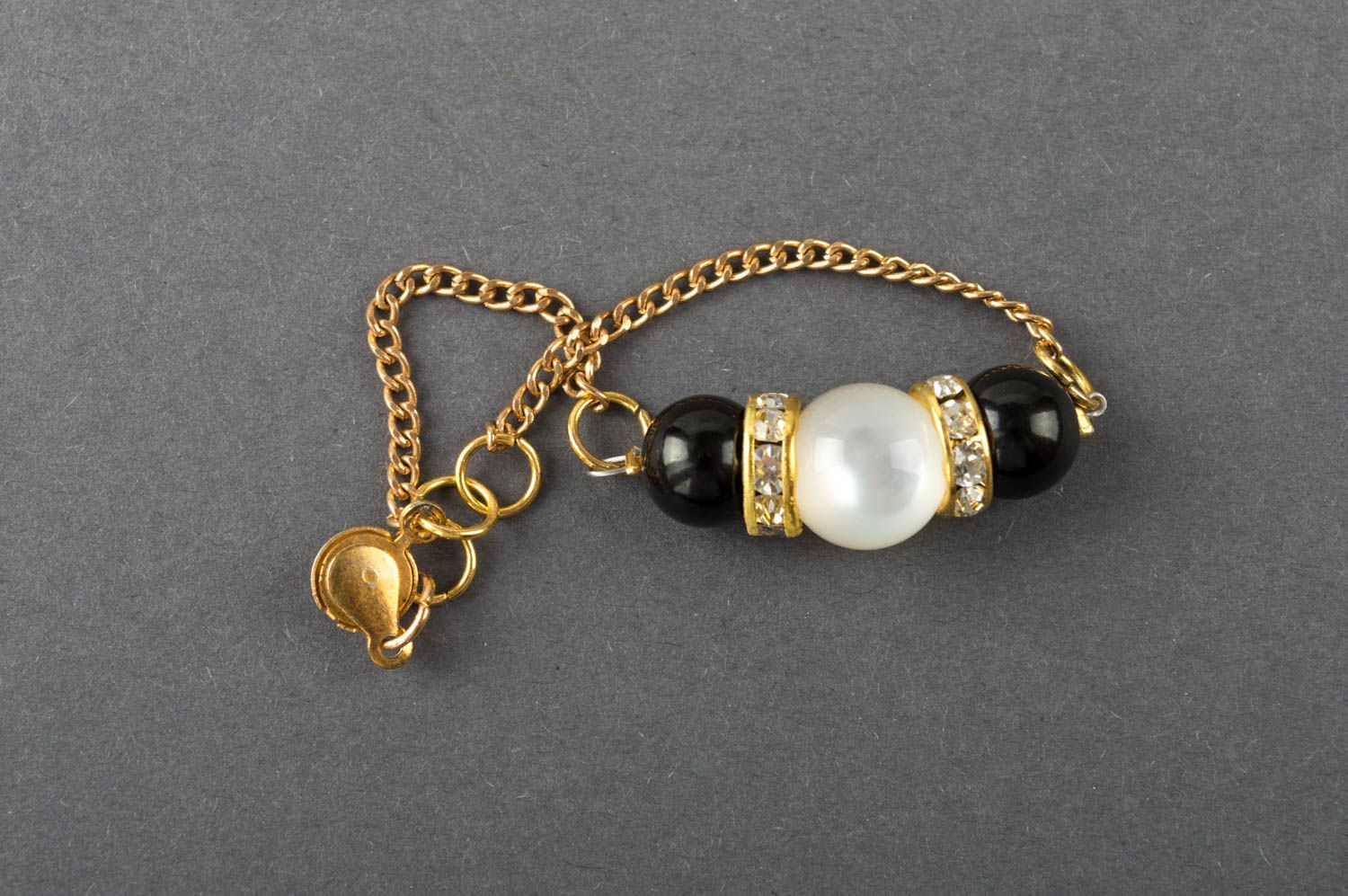 Bracelet chaîne fine avec perles de jais et de verre fait main élégant photo 3
