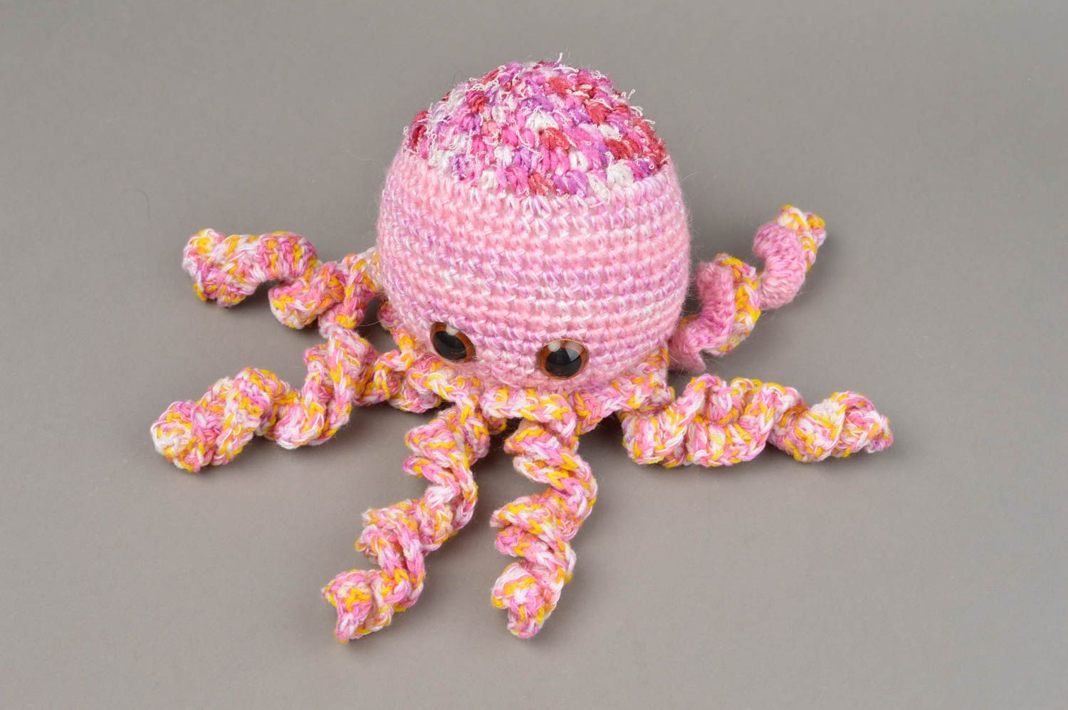 Мягкая вязаная игрушка осьминог розовый смешной красивый ручной работы фото 4
