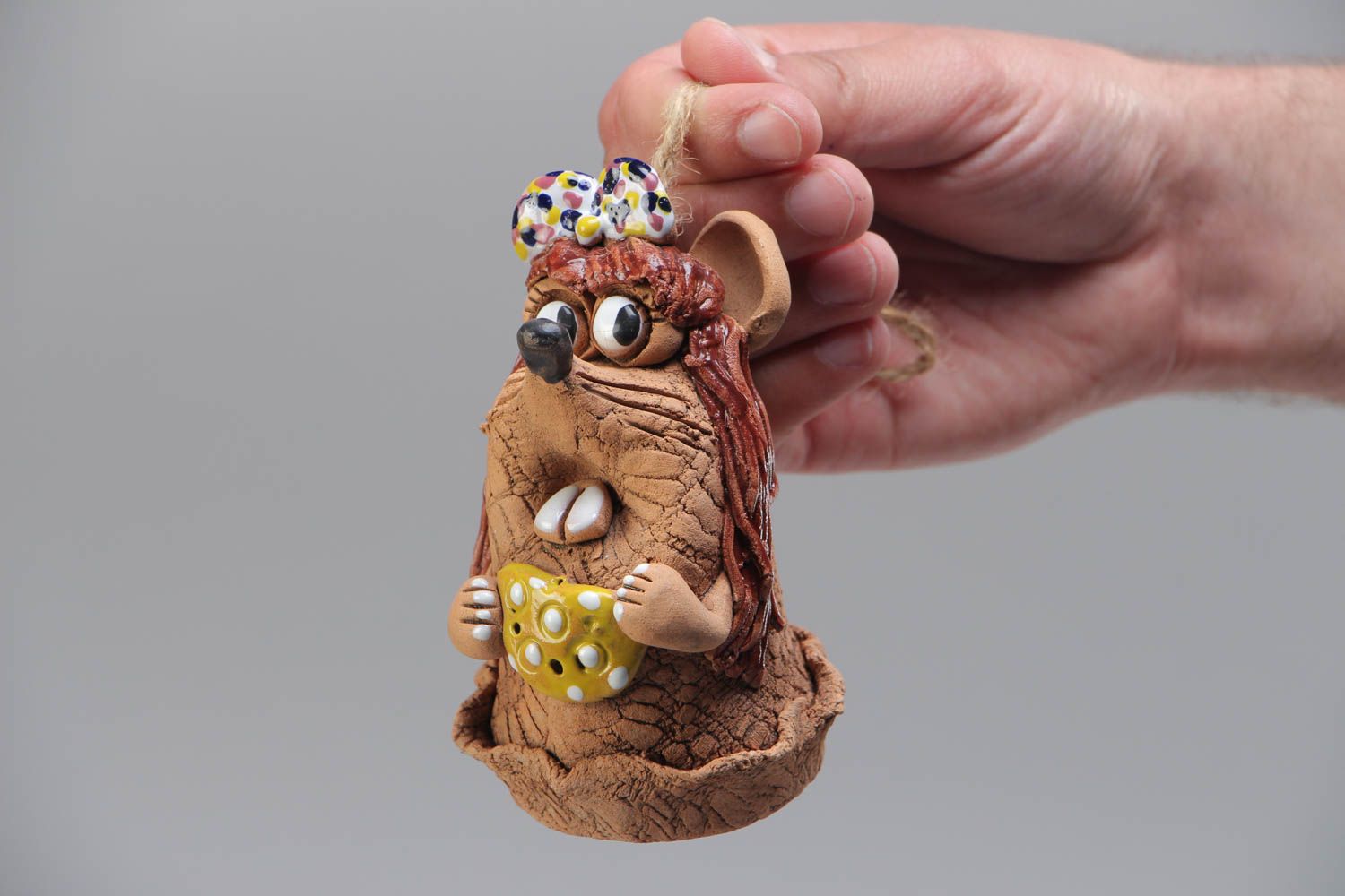 Глиняный колокольчик в виде мышки лепной ручной работы расписанный акрилом фото 5