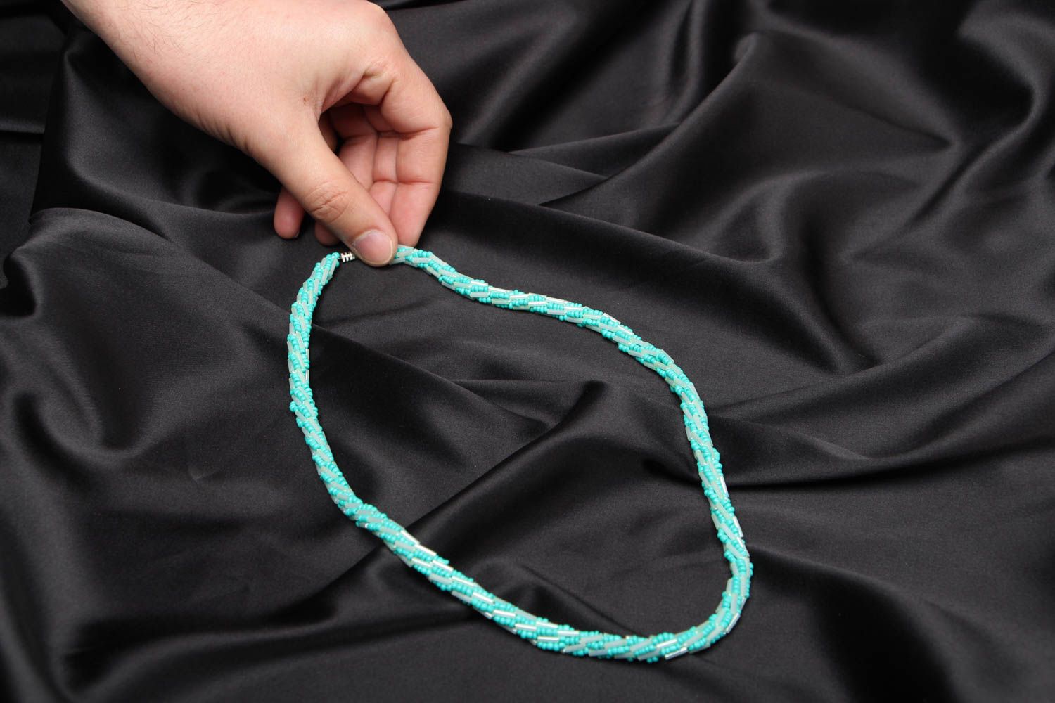Collier crocheté en perles de rocailles bleu photo 3