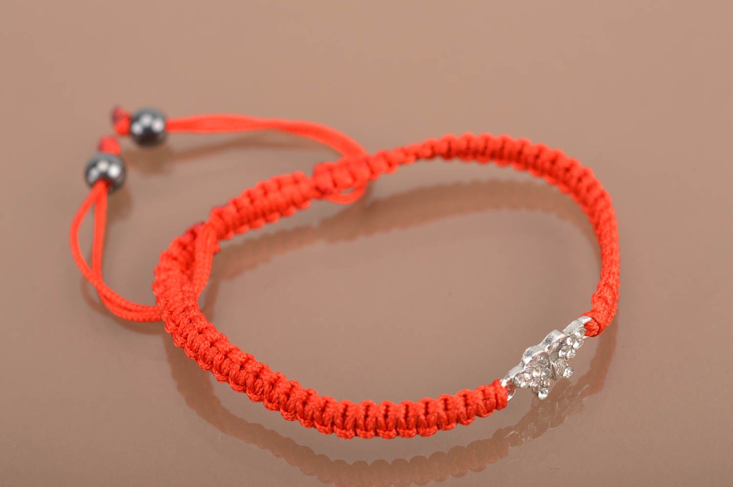 Bracelet fait main tressé en fils de soie avec papillon métallique rouge photo 5