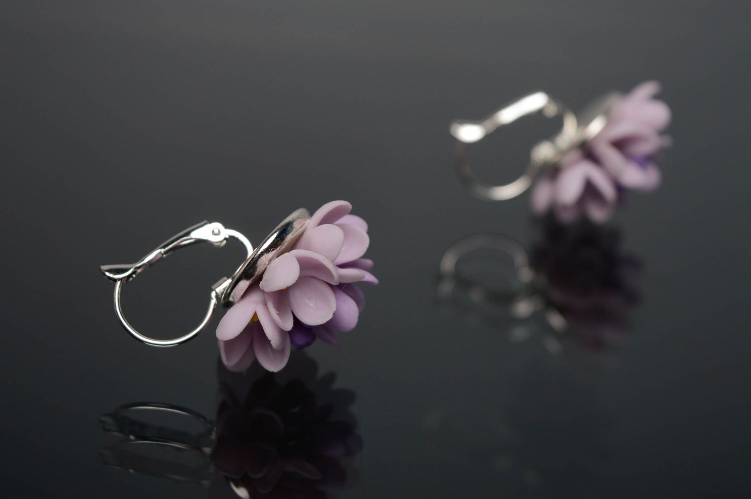 Boucles d'oreilles pendantes en porcelaine froide design avec fleur lilas photo 5