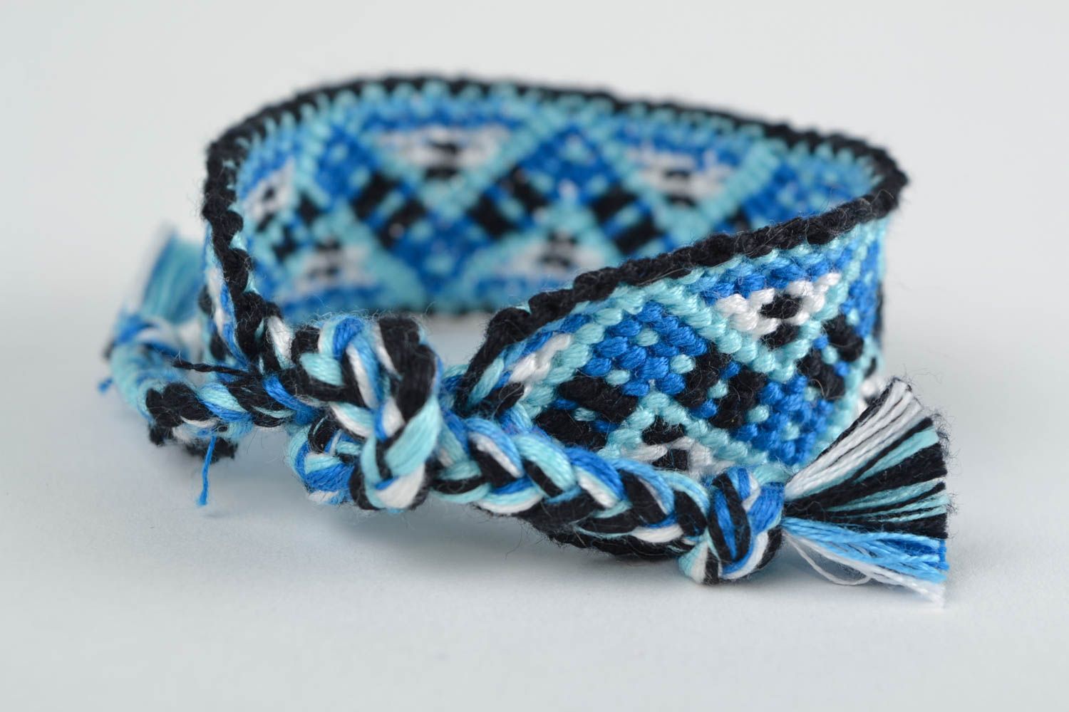 Браслет в технике макраме из ниток мулине ручной работы плетеный голубой фото 4