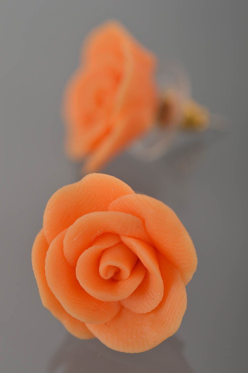 Серьги - гвоздики ручной работы роза розового цвета из полимерной глины фото 4