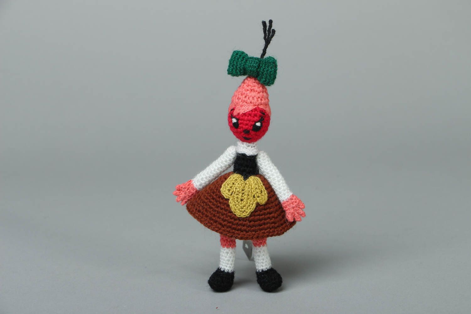 Poupée tricotée en laine faite main jouet original et pratique pour enfant photo 1