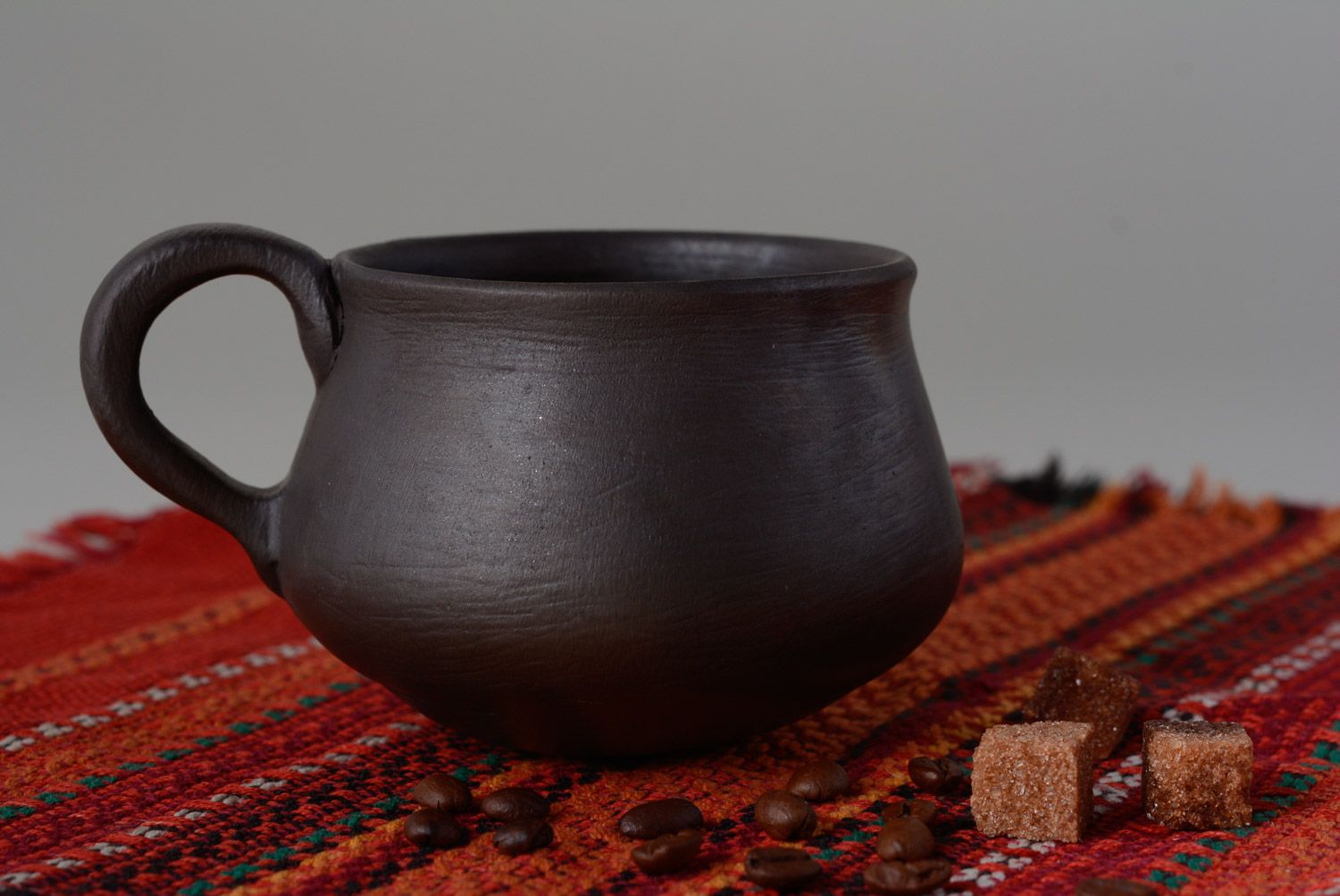 Глиняная чашка ручной работы чернодымленная красивая объемом 300 мл фото 1