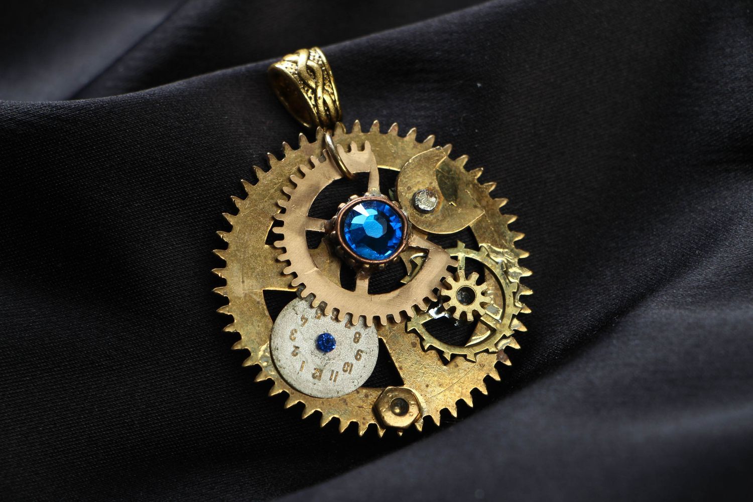 Beautiful neck pendant with clockwork photo 1