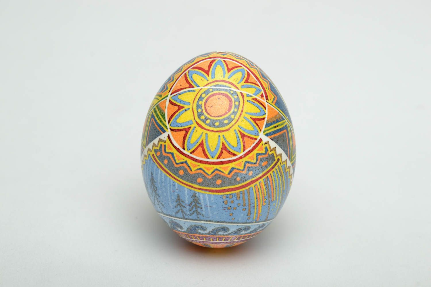 Oeuf de Pâques peint à l'aniline et cire fait main pysanka bleu avec motif photo 2