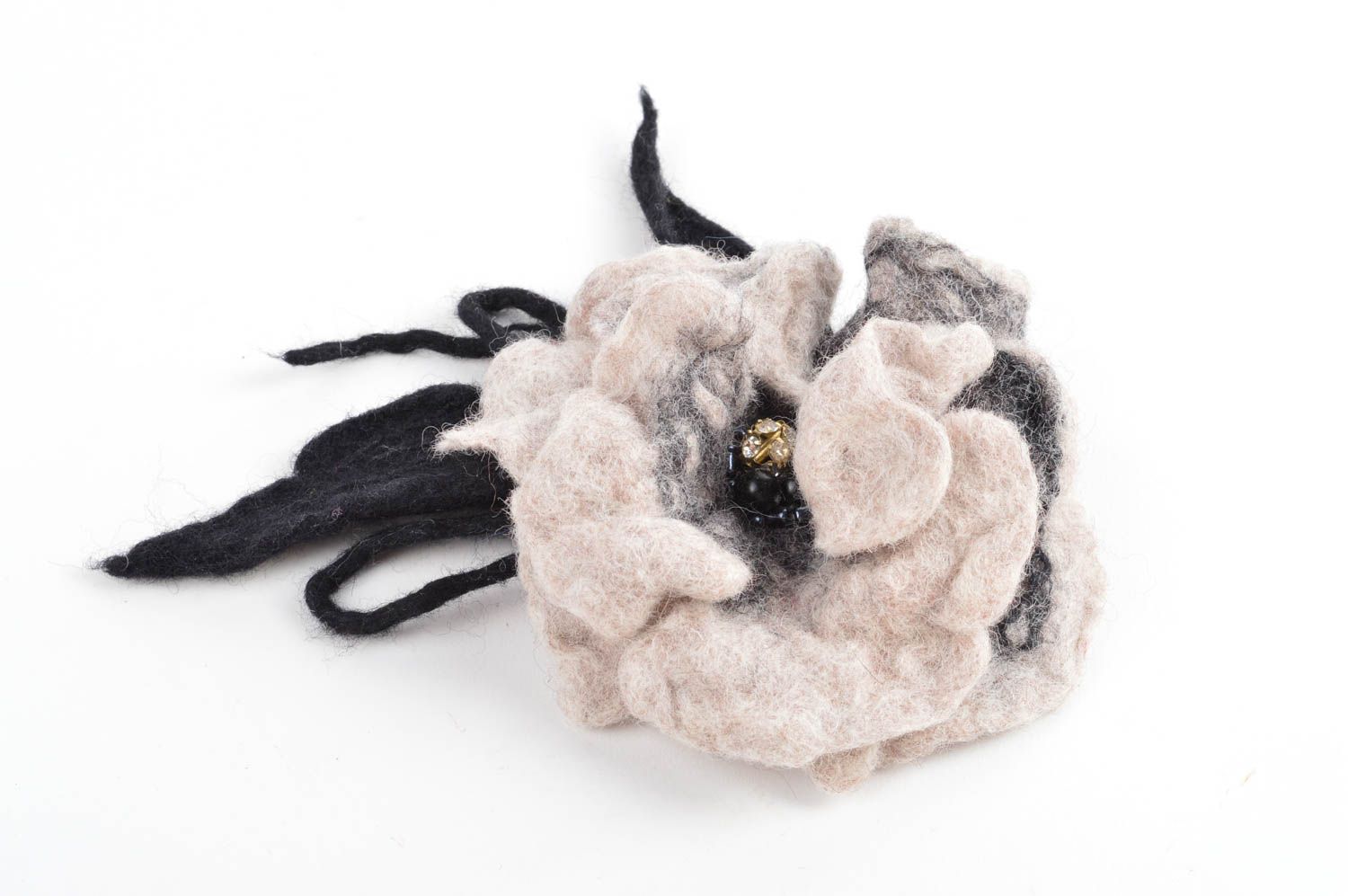 Broche fleur Bijou fait main laine feutrée Accessoire femme perles de rocaille photo 1