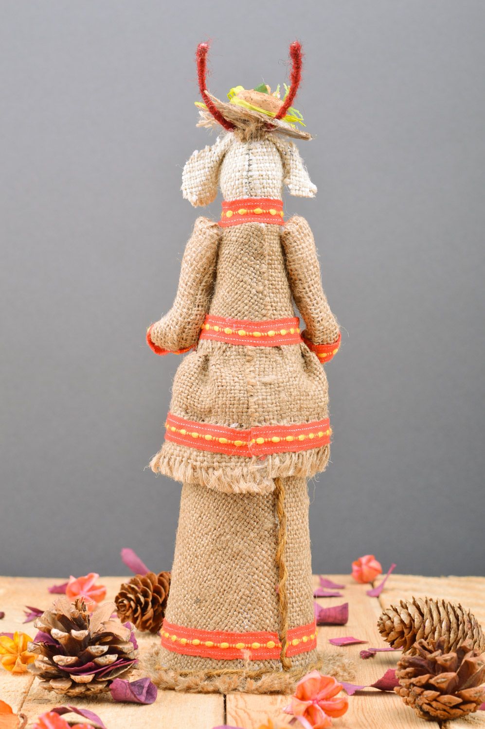 Hülle für Flasche künstlerische Puppe Bock im Hut aus Sackstoff Handarbeit foto 2
