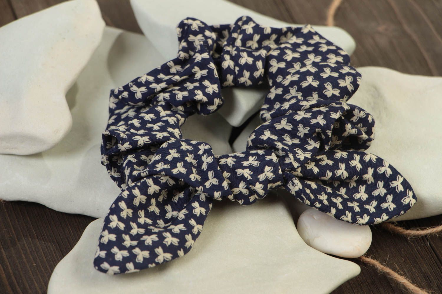 Chouchou à cheveux en tissu coton noué dessin floral bleu foncé bijou original photo 1