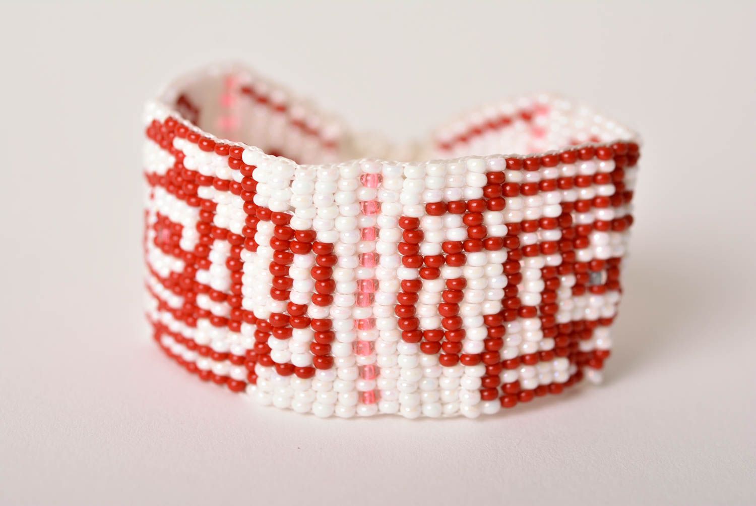 Handmade white and red beads floral ornament wrist strand bracelet for girls and women photo 1