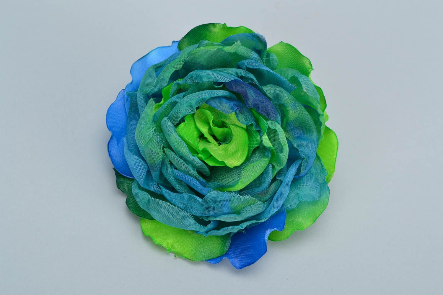 Яркая заколка для волос в виде цветка ручной работы синяя с зеленым авторская фото 2